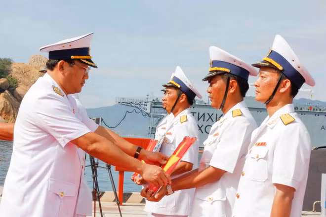 Chuẩn đô đốc Phạm Hoài Nam trao Quốc kỳ và Quân kỳ Hải quân cho thuyền trường, chính trị viên hai tàu ngầm.