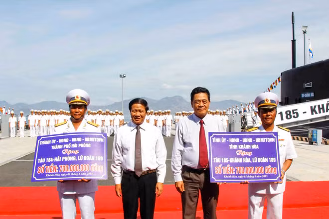 Lãnh đạo Tỉnh ủy Khánh Hòa và Thành ủy Hải Phòng trao tặng quà cho cán bộ chiến sĩ hai tàu ngầm 184, 185.