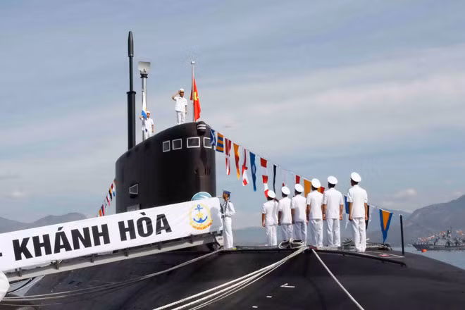 Kéo cờ Tổ quốc và cờ Hải quân trên tàu ngầm.