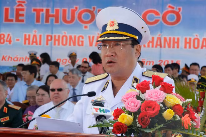Chuẩn đô đốc Phạm Hoài Nam phát biểu tại lễ thượng cờ tàu ngầm HQ-184 Hải Phòng và HQ-185 Khánh Hòa.