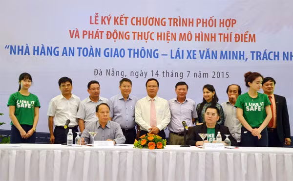 Quan cảnh lễ ký kết Chương trình phối hợp thực hiện mô hình thì điểm “Nhà hàng an toàn giao thông – Lái xe văn minh, trách nhiệm” giai đoạn 2015- 2018 và phát động thực hiện giai đoạn 1 tại TP Đà Nẵng.