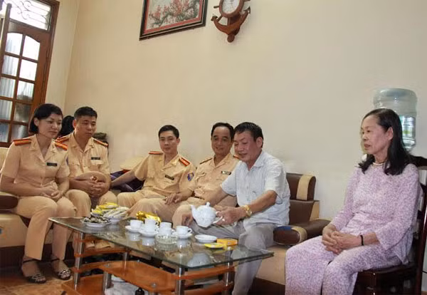Đoàn công tác thăm, động viên gia đình đồng chí Vũ Sơn Hải.