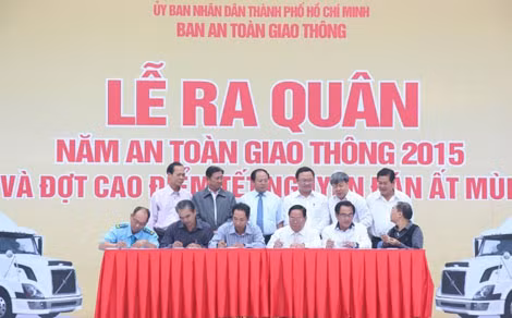 Các hiệp hội vận tải ký cam kết trong lễ ra quân Năm an toàn giao thông 2015. Các hiệp hội vận tải ký cam kết trong lễ ra quân Năm an toàn giao thông 2015.