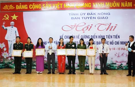 Ban tổ chức trao giải cho các thí sinh xuất sắc trong hội thi.