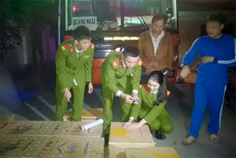 Thực phẩm hôi thối đi tiêu thụ trong dịp Tết bị Đội Cảnh sát môi trường- CATP Vinh (Nghệ An) bắt giữ.