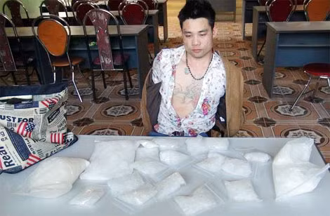 Đối tượng cùng tang vật - ảnh do Hải quan cung cấp.