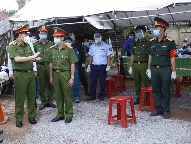 Thứ trưởng Lê Quốc Hùng (đầu tiên từ trái sang) thăm hỏi lực lượng làm nhiệm vụ tại chốt kiểm soát dịch COVID-19.