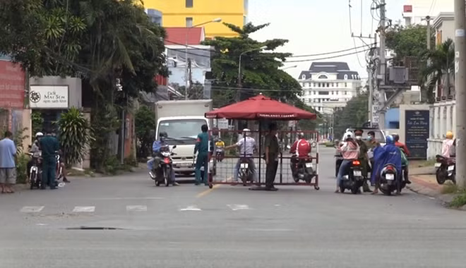 Chốt kiểm soát trên địa bàn thành phố Thủ Dầu Một, Bình Dương.
