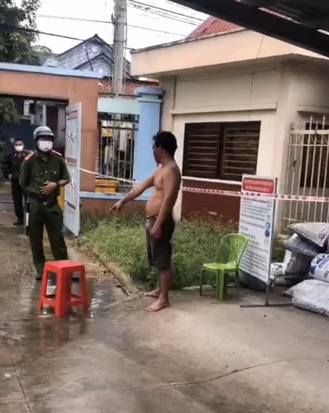 Đối tượng Hiệp trước khi tấn công phó trưởng công an phường.