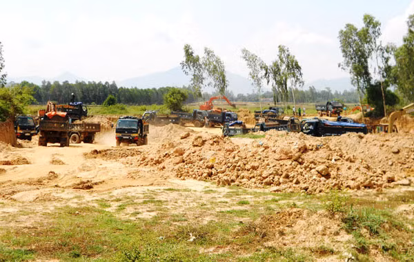 Người dân tự ý xẻ ruộng bán đất sét trái phép. Người dân tự ý xẻ ruộng bán đất sét trái phép.