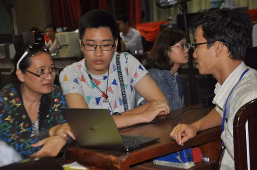 Ban tuyển sinh ĐH Kinh tế TP Hồ chí Minh tư vấn cho phụ huynh và thí sinh làm hồ sơ xét tuyển Ban tuyển sinh ĐH Kinh tế TP Hồ chí Minh tư vấn cho phụ huynh và thí sinh làm hồ sơ xét tuyển