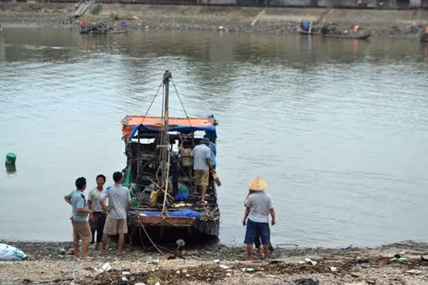 Thi thể hai nạn nhân mới đưa lên bờ (Ảnh: Đ.C.).