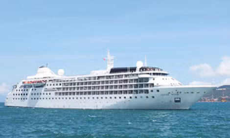 Tàu du lịch Silver Wind đang vào vịnh Nha Trang.