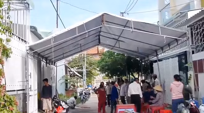 Nhiều người dân địa phương đến giúp gia đình nạn nhân lo hậu sự.
