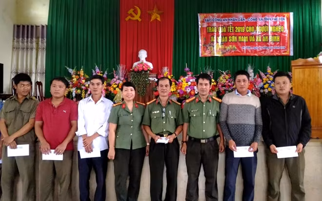 Người dân Phú Yên xúc động khi nhận những phần quà tết từ Báo CAND