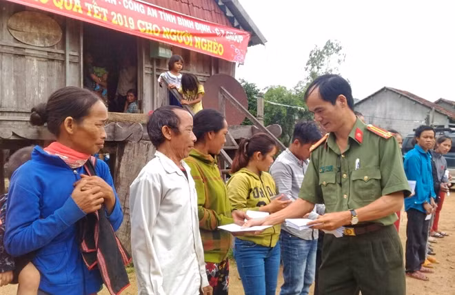 Những phần quà tết của Báo CAND gửi đến người dân Nam Trung bộ