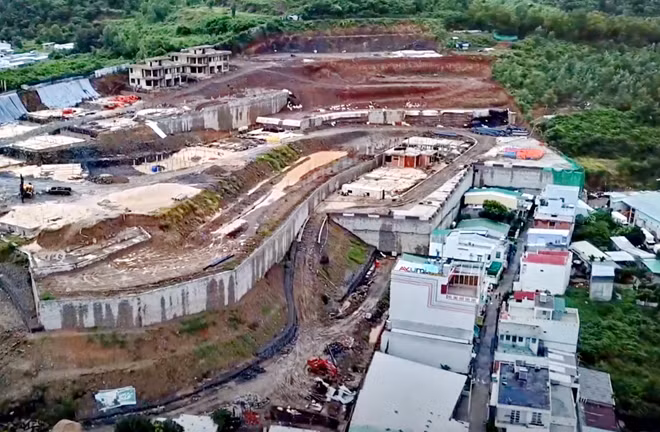 Toàn cảnh bức tường "khủng" tại dự án Khu biệt thự Marina Hill Nha Trang nhìn từ trên cao