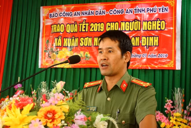 Thượng tá Trần Khắc Quang - Phó trưởng Công an huyện Đồng Xuân (Phú Yên) bày tỏ lời cảm ơn Báo CAND