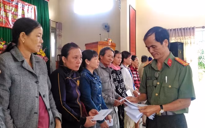 Trung tá Nguyễn Đức Vinh - Phó trưởng cơ quan đại diện Báo CAND tại phía Nam trao tặng quà tết cho người dân ở xã Xuân Sơn Nam, huyện Đồng Xuân và xã An Định, huyện Tuy An (Phú Yên)