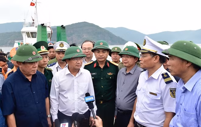 Phó Thủ tướng kiểm tra công tác ứng phó cơn bão số 6 tại Cảng Quy Nhơn. Ảnh : CTV