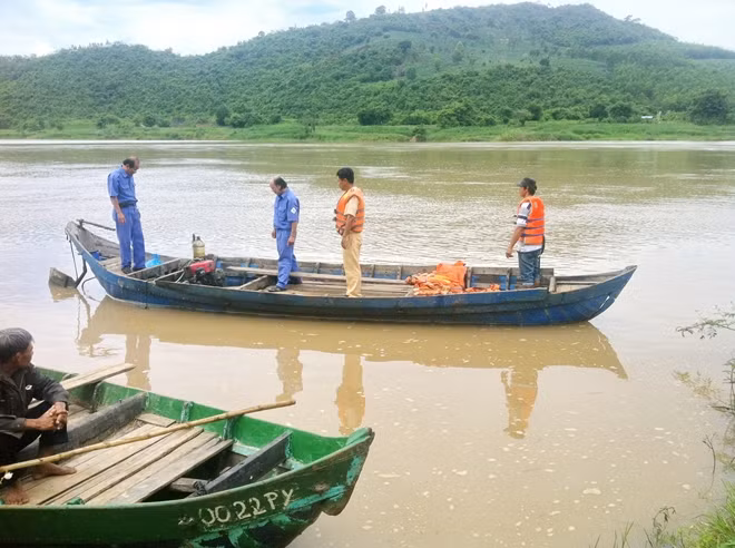 Cảnh sát giao thông phối hợp Sở GTVT Phú Yên yêu cầu chủ nhân tàu thuyền tại các bến đò ngang trên sông Đà Rằng tạm dừng hoạt động để phòng tránh hiểm họa do bão. Ảnh : Hữu Toàn