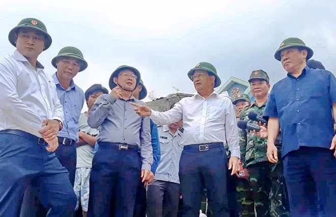 Phó Thủ tướng Trịnh Đình Dũng kiểm tra tại thôn Hải Nam, xã Nhơn Hải, TP Quy Nhơn. Ảnh : CTV