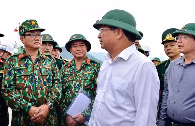 Phó Thủ tướng Trịnh Đình Dũng yêu cầu phải đảm bảo tuyệt đối an toàn tính mạng con người . Ảnh : CTV
