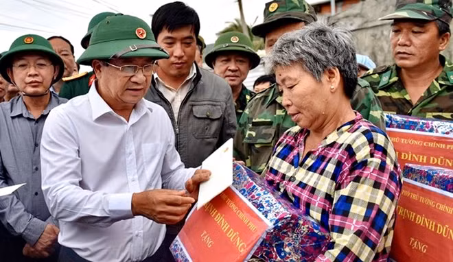 Phó Thủ tướng Trịnh Đình Dũng tặng quà cho 3 hộ gia đình có nhà ở thôn Hải Nam, xã Nhơn Hải, TP Quy Nhơn đã bị cơn bão số 5 cuốn sập. Ảnh; CTV