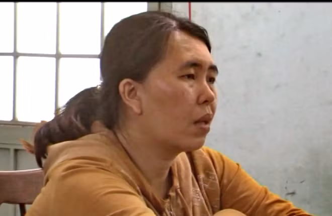 Đối tượng Nguyễn Thị Hồng Trâm sau khi bị cơ quan Công an lật tẩy hành vi khiêng trộm két sắt. Ảnh : CTV