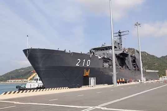 Tàu RSS ENDEAVOUR của Hải quân Singapore cập Cảng quốc tế Cam Ranh
