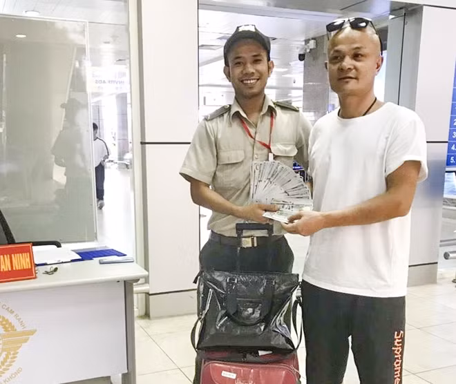 Du khách Zhou Guixing vui mừng nhận lại 10.000 USD và một số tư trang, vật dụng