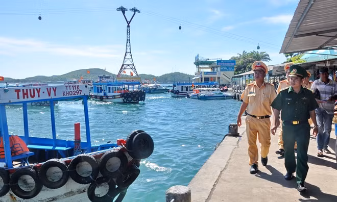 Taừ sáng sớm nay (30-10), Phòng CSGT Công an Khánh Hòa phối hợp Bô đội biên phòng Khánh Hòa kiểm tra, hướng dẫn tàu du lịch neo đậu tại bến tàu Cầu Đá, phường Vĩnh Nguyên, TP Nha Trang để tránh bão, đồng thời ngăn chặn các phương tiện thủy nội địa rời bến ra biển. Ảnh : Hữu Toàn