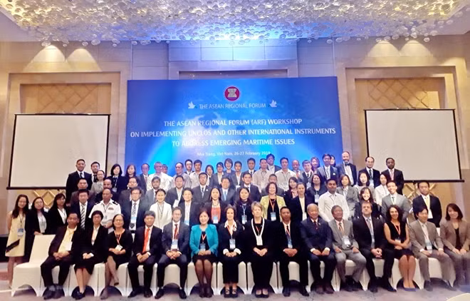 Các chuyên gia, học giả, quan chức thành viên ARF dự hội thảo.
