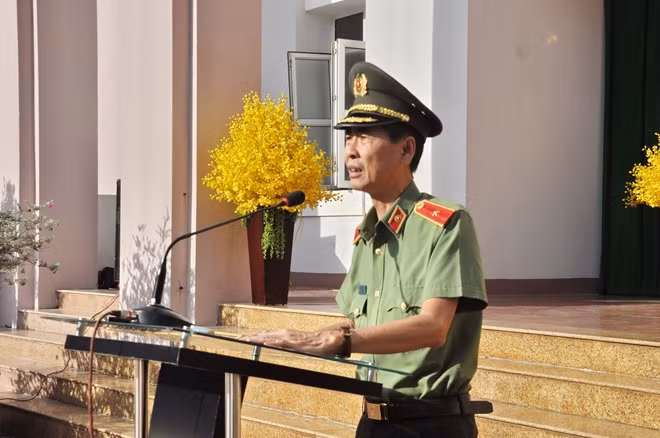 Thiếu tướng Phan Văn Thanh - Bí thư Đảng uỷ, Giám đốc Công an tỉnh Phú Yên phát biểu chỉ đạo một số nhiệm vụ trọng tâm trong đợt thi đua đặc biệt. Ảnh : HỮU TOÀN