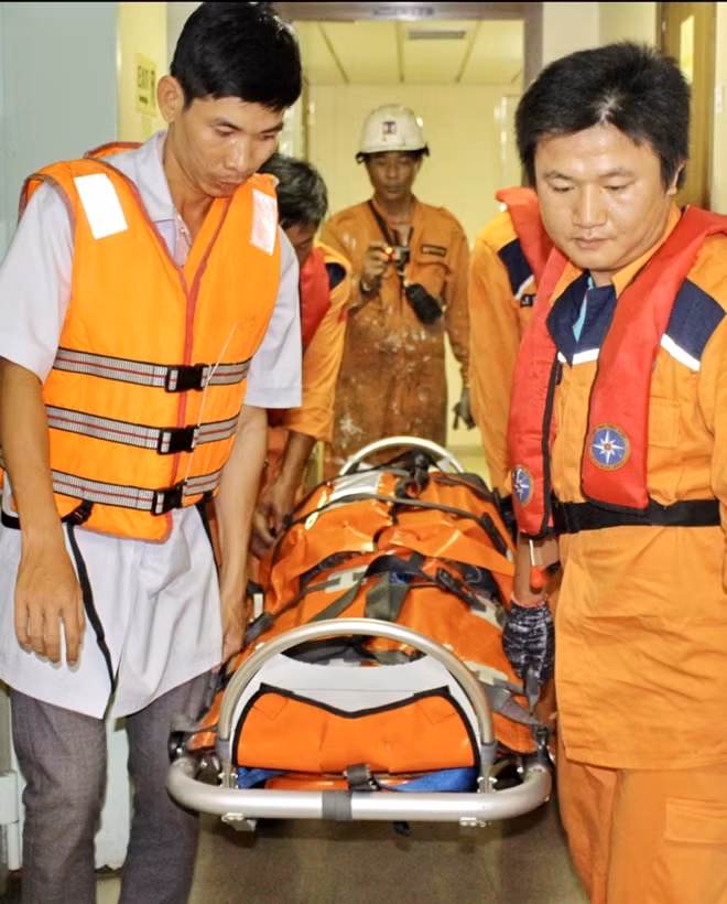 Đưa nạn nhân về đến cảng Nha Trang