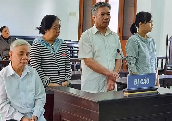 Từ vị thế Chánh án TAND tỉnh Phú Yên, ông Lê Văn Phước (người ngồi) vào vòng tố tụng hình sự và trở thành bị cáo tại phiên xử hình sự sơ thẩm ở nơi ông từng là lãnh đạo cao nhất. Ảnh : T.Th