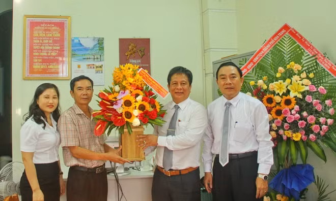 Ông Hồ Văn Mừng, Trưởng Ban tuyên giáo tỉnh ủy Khánh Hoà tặng hoa chúc mừng VPTT Báo CAND tại Khánh Hoà.