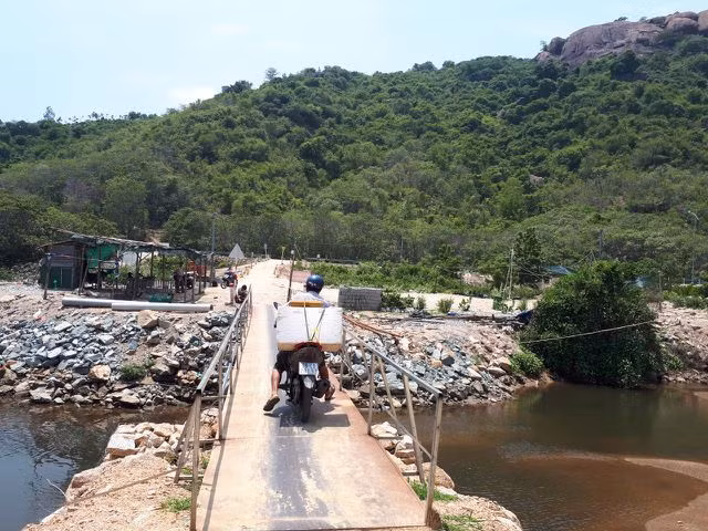 Đầu tháng 2-2019, UBND TP Cam Ranh đầu tư xâu dựng cầu tạm nhưng vẫn có nguy cơ sập đổ khi lũ cuốn. Ảnh : Viết Hảo
