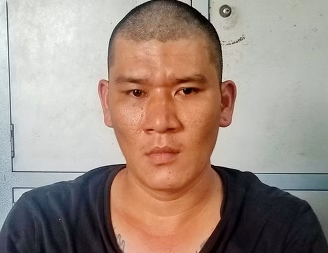 Hung thủ Trần Quang Vinh sau khi bị các trinh sát hình sự Công an TP Nha Trang truy bắt, dẫn giải từ Ninh Thuận về Khánh Hòa. Ảnh : Thành Long