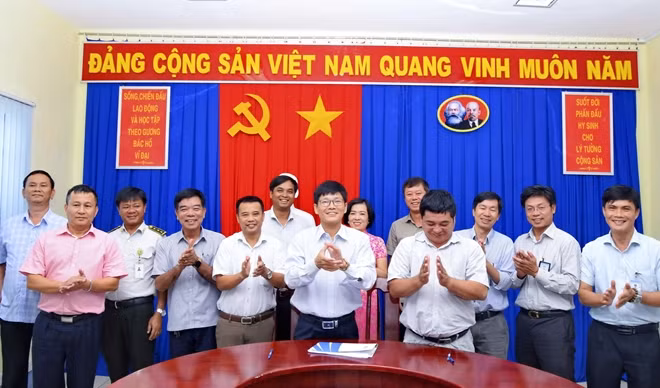 Đại diện Ban quản lý dự án đầu tư các công trình giao thông tỉnh Khánh Hòa và Cảng hàng không Quốc tế Cam Ranh ký biên bản bàn giao, khai thác đường băng số 2 . Ảnh : Thành Nam