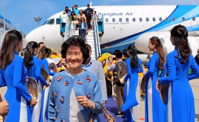 Du khách đến Khánh Hòa trên chuyến bay đầu tiên từ Bangkok đến Cam Rang trưa ngày 25-1