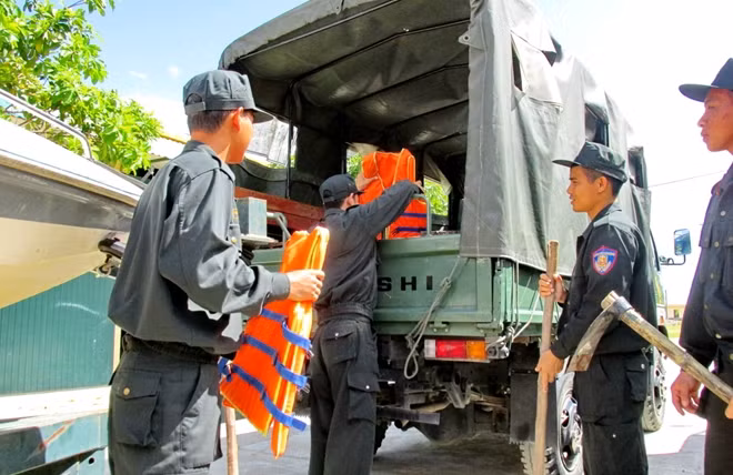 Cán bộ chiến sĩ Tiểu đoàn 2 - Trung đoàn Cảnh sát cơ động Nam Trung bộ kiểm tra công cụ, phương tiện phòng chống thiên tai, tìm kiếm cứu nạn. Ảnh : Hữu Toàn