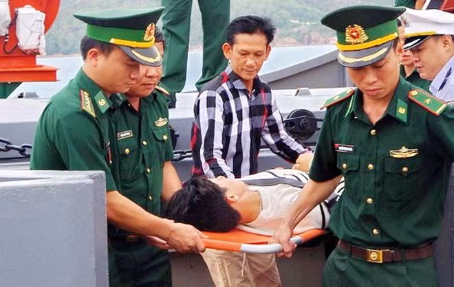 Nạn nhân Huỳnh Phi Mạnh đã được tàu Cửu Long 09 đưa về đến Quy Nhơn để Bộ đội biên phòng tỉnh Bình Định tiếp nhận, phối hợp thân nhân chuyển tiếp đến Bệnh viện đa khoa Bình Định điều trị. Ảnh : Công Cường (BĐBP Bình Định)