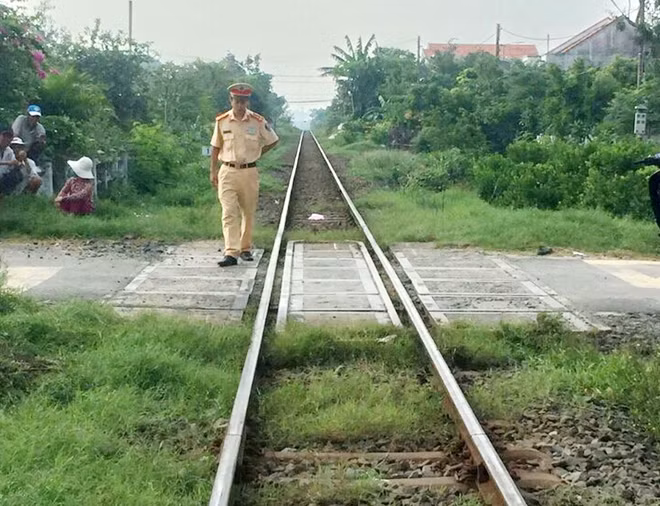 Hiện trường vụ tai nạn là đường ngang dân sinh không có chắn gác, không có hệ thống chuông - đèn cảnh báo tự động. Ảnh : Hữu Toàn