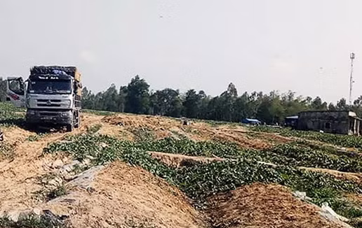 Xe ô tô tải vận chuyển dưa hấu đã được "giải thoát" sau nhiều giờ bị chặn giữ.