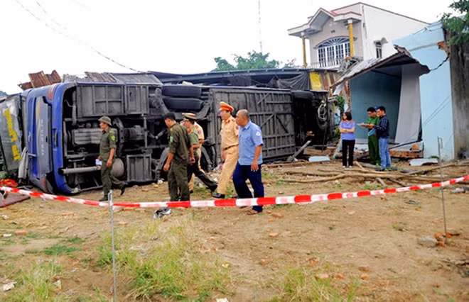 Công an TP Nha Trang, Phòng CSGT Công an Khánh Hoà khám nghiệm hiện trường vụ tai nạn