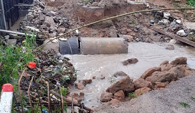 Một đoạn đường tạm qua địa phận xã Đa Lộc, huyện Đồng Xuân (Phú Yên) bị nước lũ cuốn trôi. Ảnh: CTV