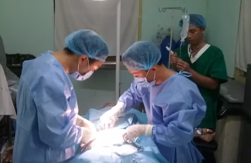 Các bác sĩ quân y đảo Sinh Tồn mổ cấp cứu bệnh nhân Võ Hữu Thuỷ. Ảnh: Thế Anh