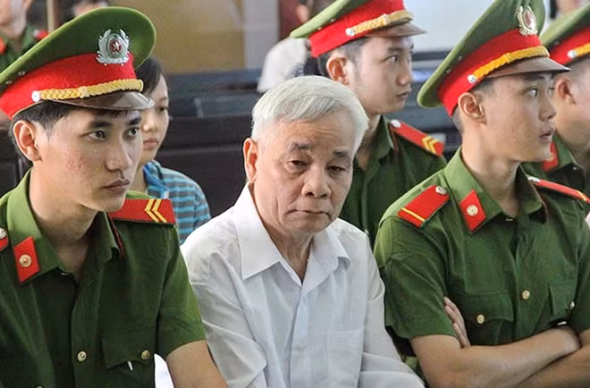 Gương mặt bị cáo Lê Văn Phước - cựu Chánh án TAND tỉnh Phú Yên hiện rõ nét trầm tư và lo âu. Ảnh : CTV