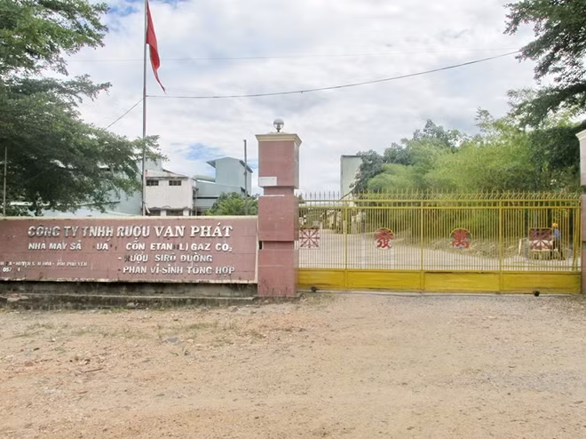 Công ty TNHH Rượu Vạn Phát - doanh nghiệp đã bị Chi cục thuế huyện Sơn Hoà quyết định áp dụng biện pháp cưỡng chế do nợ tiền thuế, tiền chậm nộp thuế hơn 6,3 tỷ đồng.
